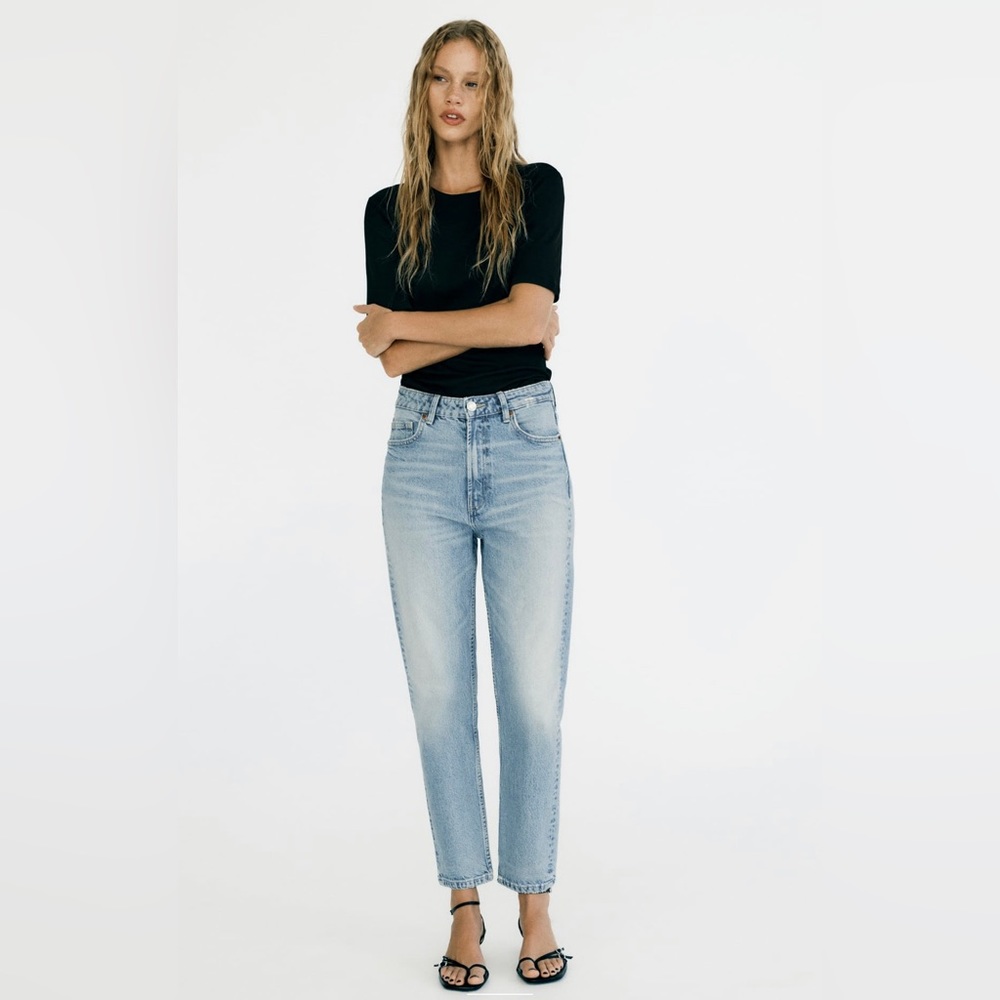 Zara high waisted mom jean in size US 2